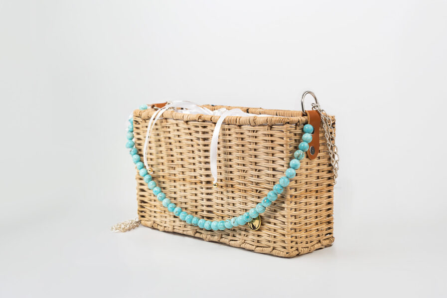 Natural fiber messenger bag with turquoise stones and handle with metal chain - Imagen 2