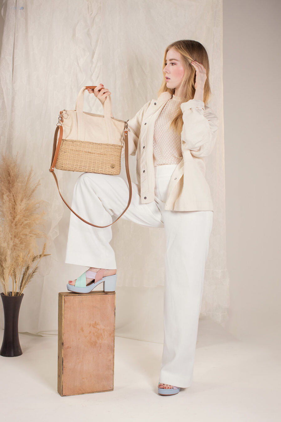 Tote bag with ecru manta canvas and leather handles - Imagen 5